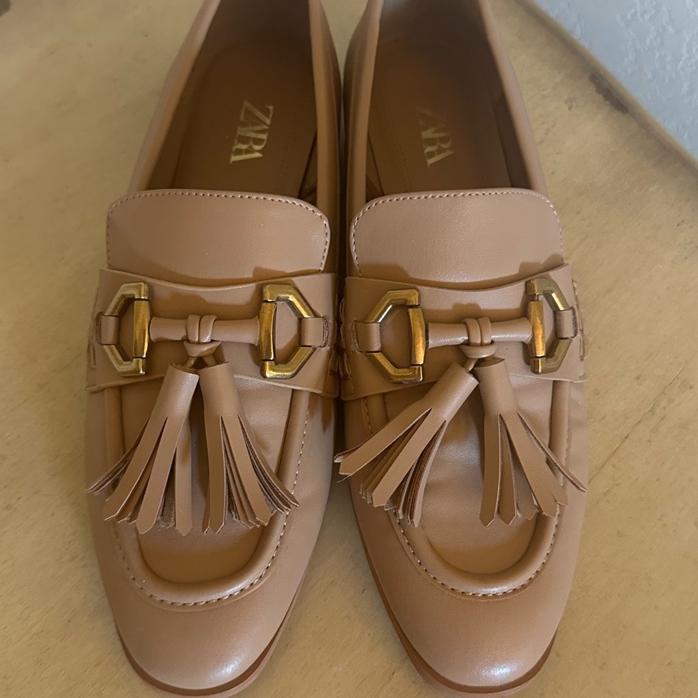 Zara Women's Tan Loafers with Tassels